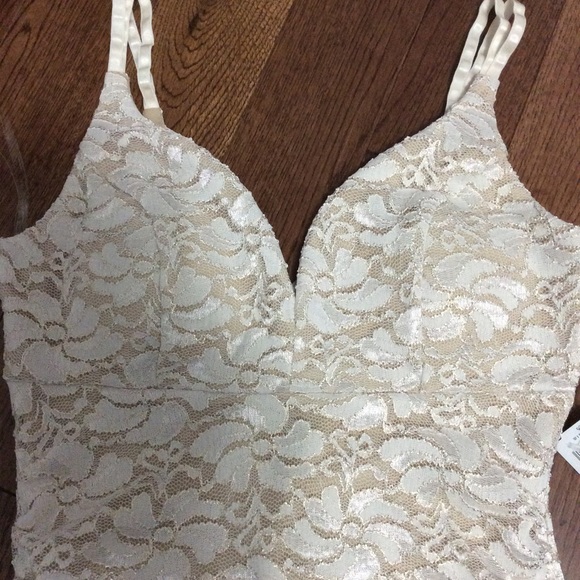 BNWT White Lace fitted midi dress - Size M - Picture 5 of 5